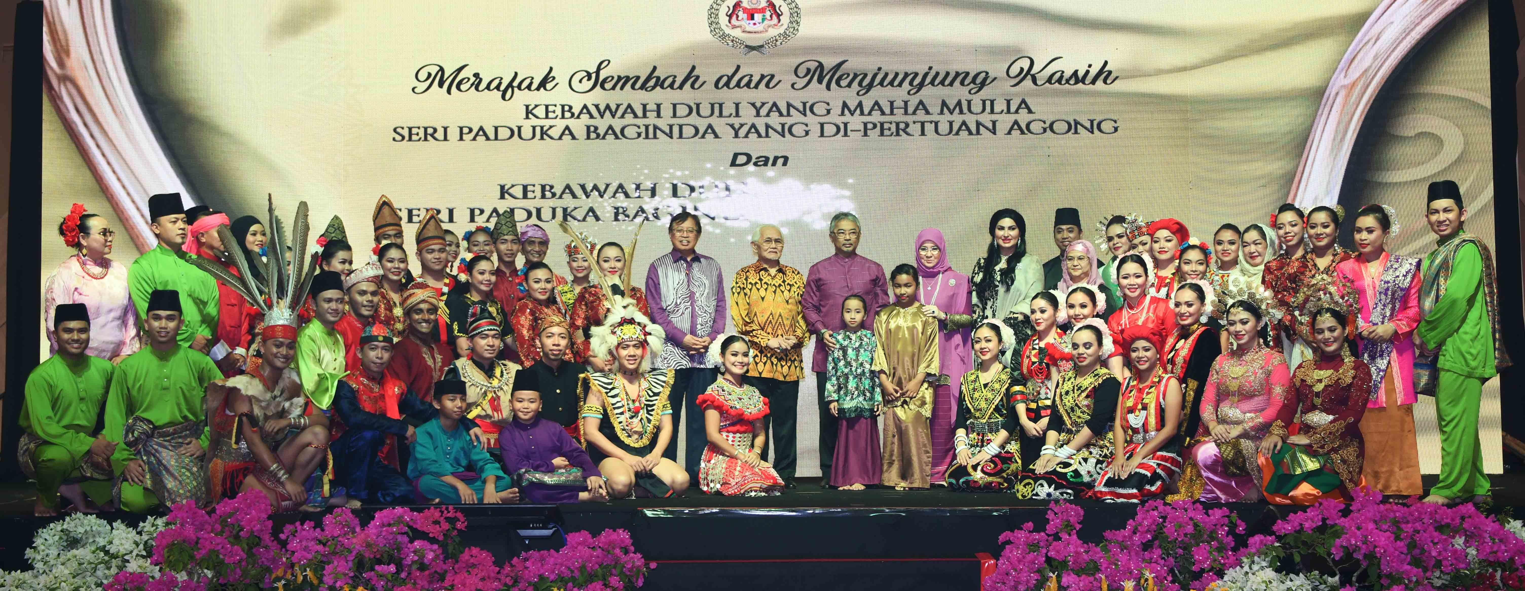 Majlis Santapan Malam Bersama Dengan Lawatan Kerja Kebawah Duli Yang Maha Mulia Seri Paduka Baginda Yang di-Pertuan Agong & Kebawah Duli Yang Maha Mulia Seri Paduka Baginda Raja Permaisuri Agong yang telah diadakan 25 April 2019. Copyright @ Office of the The Chief Minister of Sarawak, CMO