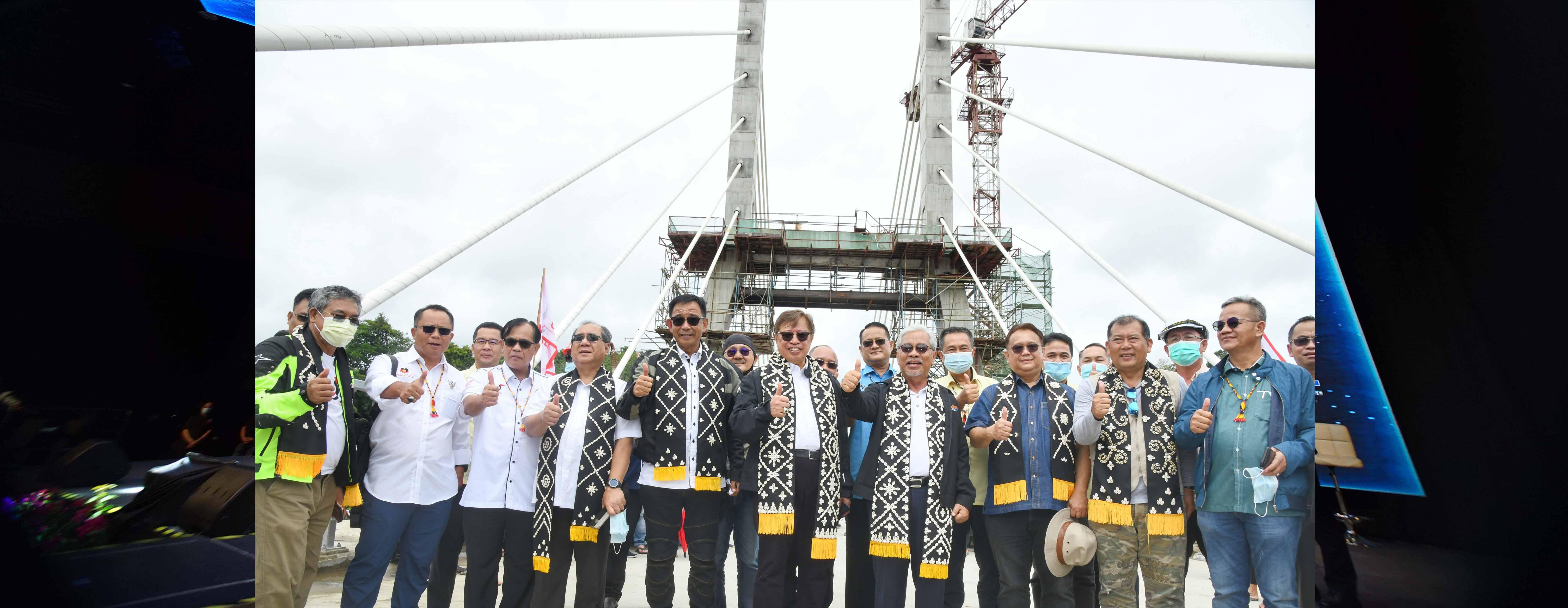 YAB Chief Minister Abg Jo in a group photo with Nanga Mujong bridge in the background. Copyright @ Sarawak Chief Minister Office , CMO