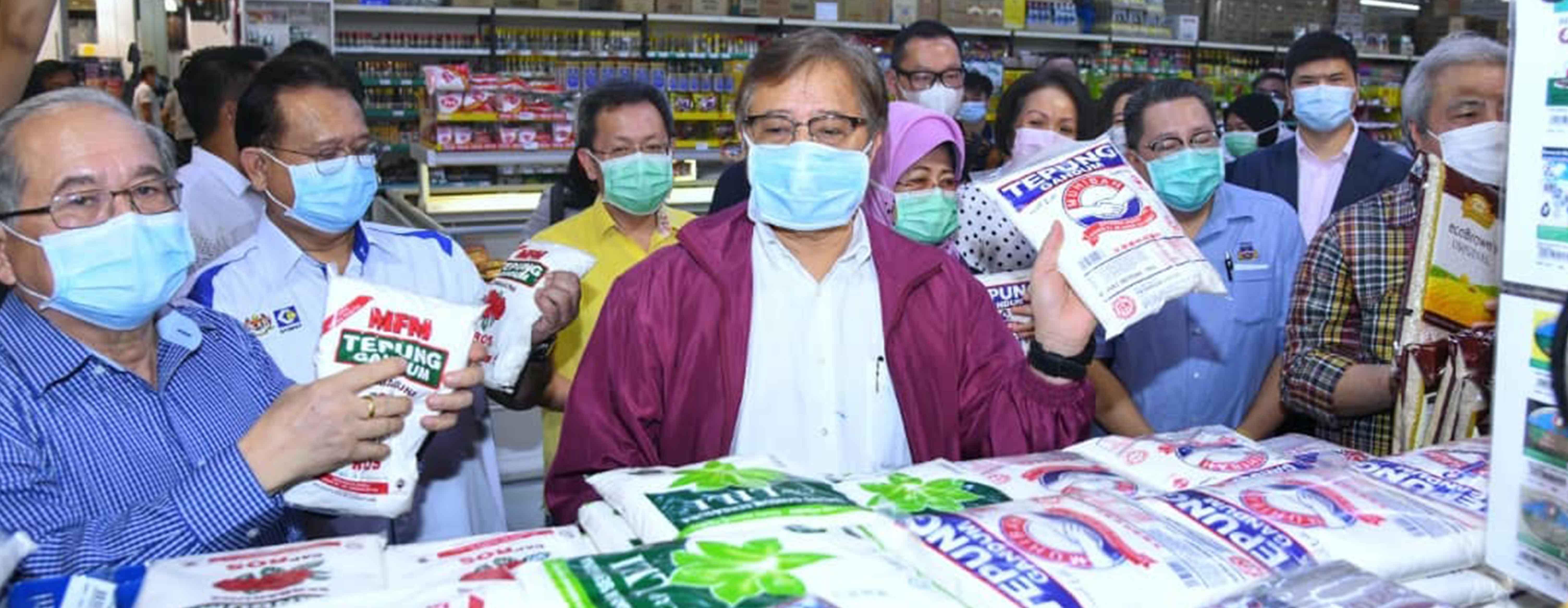 YAB Ketua Menteri, Datuk Patinggi Abg Jo meluangkan masa untuk meninjau keadaan semasa di pasaraya Spring di kuching pada 28 march 2020.Copyright @ Sarawak Chief Minister Office , CMO