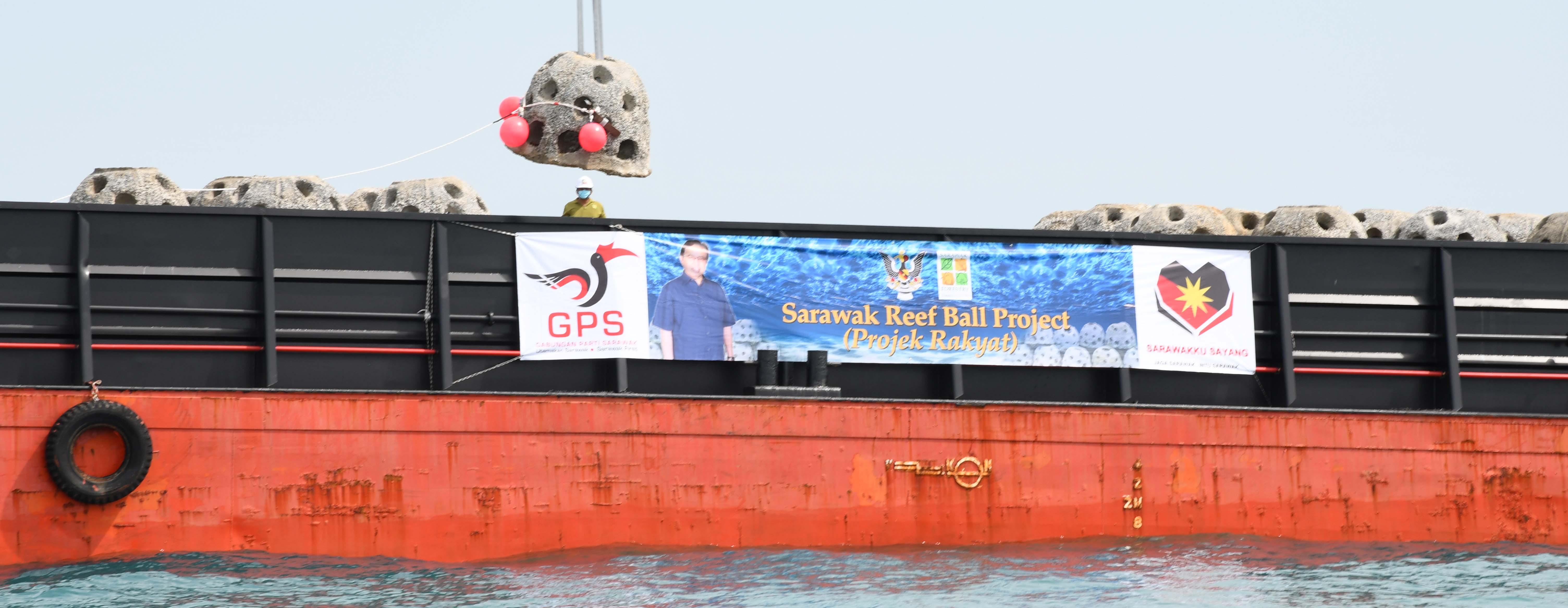 Majlis Pelancaran Melabuh Tukun Reef Ball Perairan Sampadi-Tanjung Datu 26 10 2020.
Copyright @ Sarawak Chief Minister Office , CMO